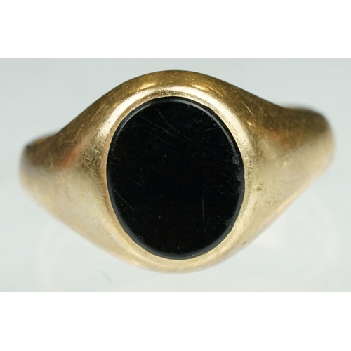 120 - Onyx 9ct yellow gold signet ring, plain polished oval cabochon panel, dimensions approx 11mm x 9mm, ... 