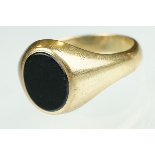 120 - Onyx 9ct yellow gold signet ring, plain polished oval cabochon panel, dimensions approx 11mm x 9mm, ... 