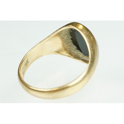 120 - Onyx 9ct yellow gold signet ring, plain polished oval cabochon panel, dimensions approx 11mm x 9mm, ... 