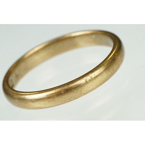 168 - 9ct yellow gold wedding band, plain polished D shank, band width approx 3mm, ring size N