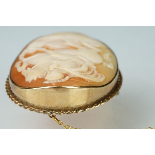 178 - Shell cameo 9ct rose gold brooch, the cameo depicting a Roman centurion riding a horse, rubover set,... 