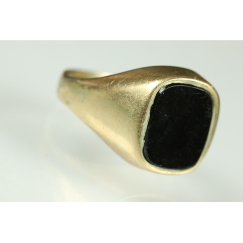 185 - Onyx 9ct gold Gents ring, plain polished black onyx panel, dimensions approx 11.5mm x 9.5mm, rubover... 