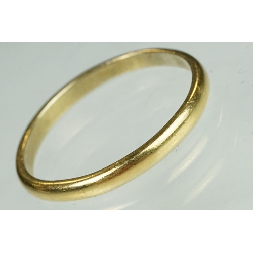 198 - 22ct yellow gold wedding band, plain polished, D shank, band width approx 2mm, ring size R