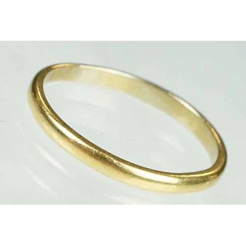 198 - 22ct yellow gold wedding band, plain polished, D shank, band width approx 2mm, ring size R