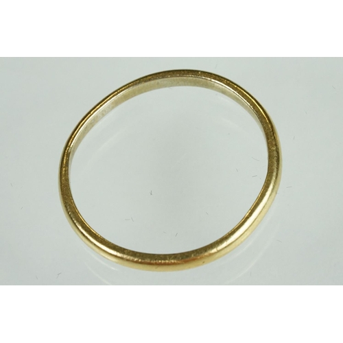 198 - 22ct yellow gold wedding band, plain polished, D shank, band width approx 2mm, ring size R