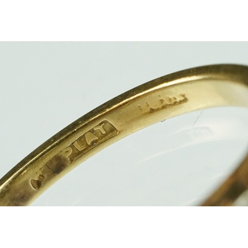 4 - Early 20th century diamond five stone yellow gold and platinum set ring, five graduated old round br... 