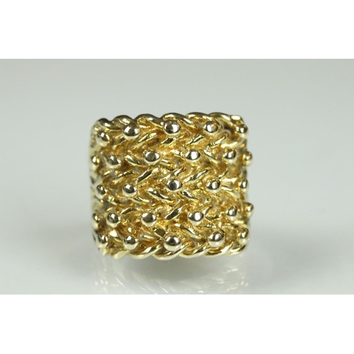 41 - 9ct yellow gold bead and plait ring, tapered shoulders, ring size V, width at widest point approx 2c... 