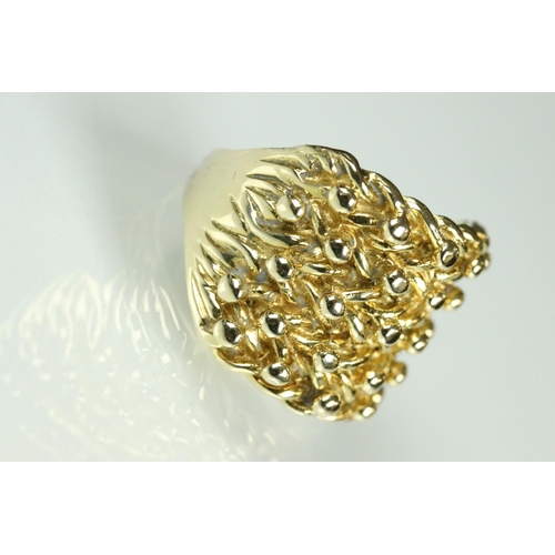 41 - 9ct yellow gold bead and plait ring, tapered shoulders, ring size V, width at widest point approx 2c... 