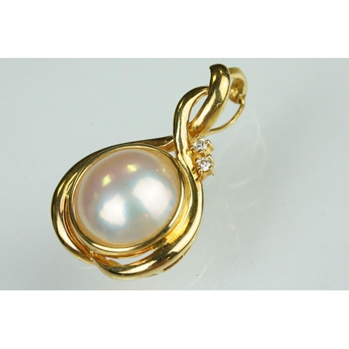 78 - Mabe pearl and mother of pearl 18ct yellow gold pendant necklace, the mabe pearl diameter approx 11.... 