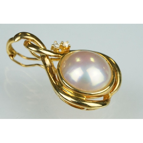 78 - Mabe pearl and mother of pearl 18ct yellow gold pendant necklace, the mabe pearl diameter approx 11.... 