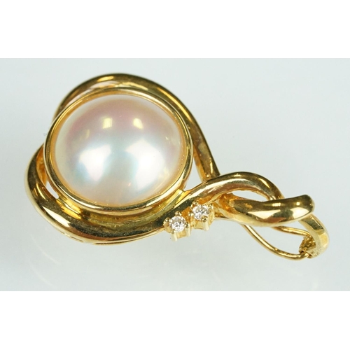 78 - Mabe pearl and mother of pearl 18ct yellow gold pendant necklace, the mabe pearl diameter approx 11.... 