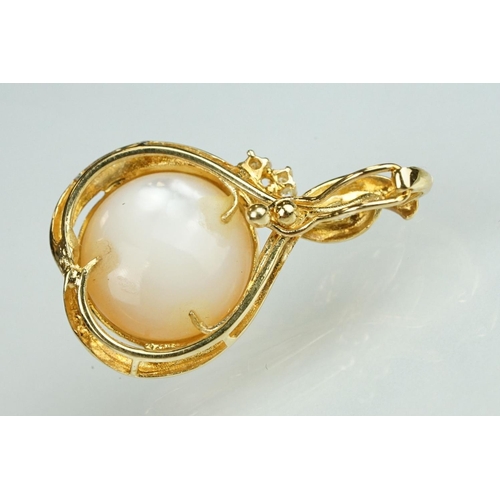 78 - Mabe pearl and mother of pearl 18ct yellow gold pendant necklace, the mabe pearl diameter approx 11.... 