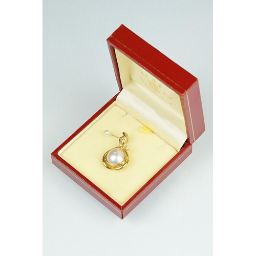 78 - Mabe pearl and mother of pearl 18ct yellow gold pendant necklace, the mabe pearl diameter approx 11.... 