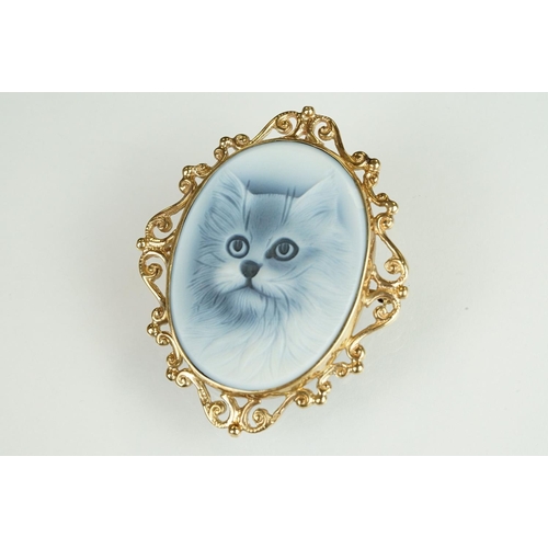 84 - Cameo 9ct yellow gold pendant brooch, the oval ceramic cameo depicting a cats head, rubover set, pie... 