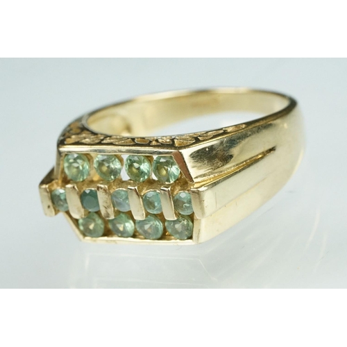 88 - Green stone 9ct yellow gold ring, possibly peridot or green quartz, tapered shoulders, ring size W