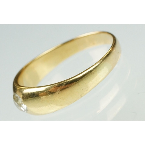 98 - Diamond 18ct yellow gold ring, the round old cut diamond diameter measuring approx 4mm, the diamond ... 