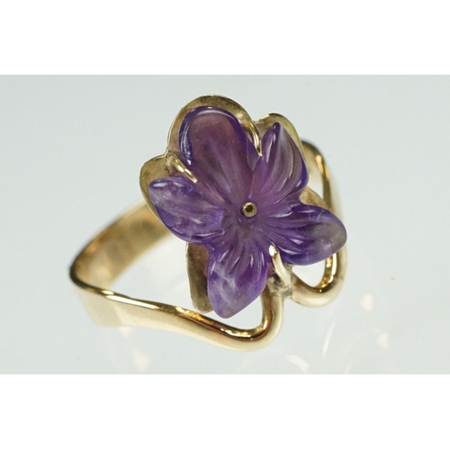 99 - Amethyst 9ct yellow gold ring, the fancy cut carved amethyst modelled as a viola flower, dimensions ... 