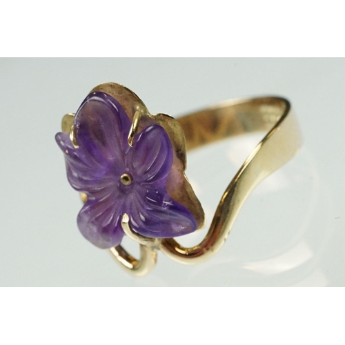 99 - Amethyst 9ct yellow gold ring, the fancy cut carved amethyst modelled as a viola flower, dimensions ... 