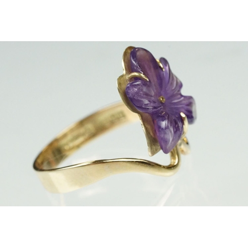 99 - Amethyst 9ct yellow gold ring, the fancy cut carved amethyst modelled as a viola flower, dimensions ... 