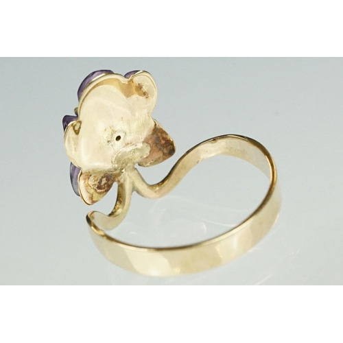 99 - Amethyst 9ct yellow gold ring, the fancy cut carved amethyst modelled as a viola flower, dimensions ... 