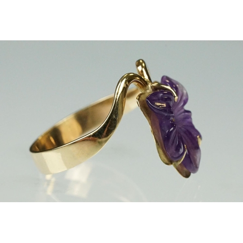 99 - Amethyst 9ct yellow gold ring, the fancy cut carved amethyst modelled as a viola flower, dimensions ... 