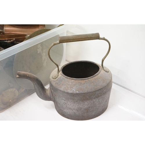 184 - Mixed metal ware to include a cast iron kettle, Derverley footed copper dish, Art Nouveau style bras... 