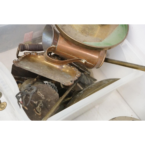 184 - Mixed metal ware to include a cast iron kettle, Derverley footed copper dish, Art Nouveau style bras... 