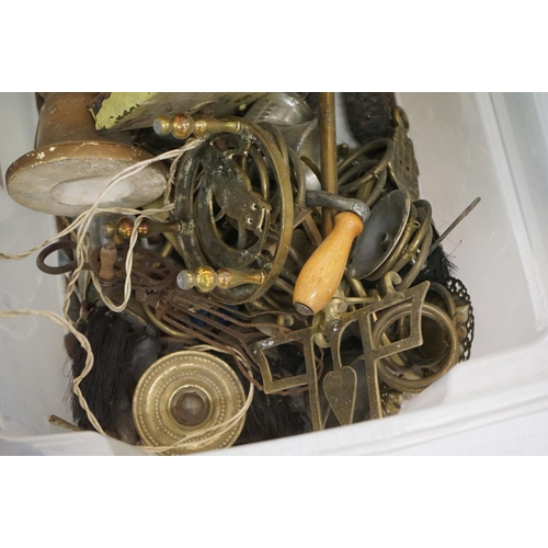 184 - Mixed metal ware to include a cast iron kettle, Derverley footed copper dish, Art Nouveau style bras... 