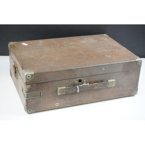 192 - A early to mid 20th century His Master Voice portable wind up gramophone / Record player.