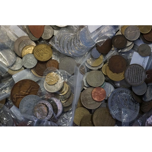 592 - A large collection of mixed coins to include British pre decimal, foreign, re strikes and commemorat... 