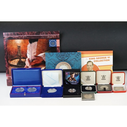 595 - A collection of mainly uncirculated coin sets to include A Royal Mint Dr. Who medallion, commemorati... 