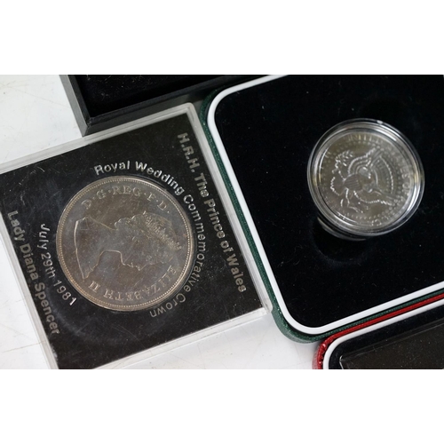 595 - A collection of mainly uncirculated coin sets to include A Royal Mint Dr. Who medallion, commemorati... 