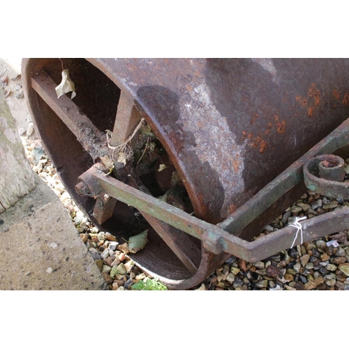 271 - Cast iron garden roller with scrolling to handle (approx 153cm long overall), together with a metal ... 