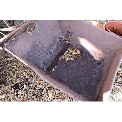 271 - Cast iron garden roller with scrolling to handle (approx 153cm long overall), together with a metal ... 