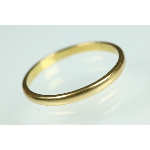 170A - 22ct yellow gold wedding band, D shank, width approx 2mm, ring size V