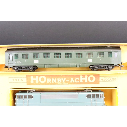 10 - Boxed French Hornby ACHO HO gauge SNCF Passenger train set, complete with locomotive, rolling stock ... 