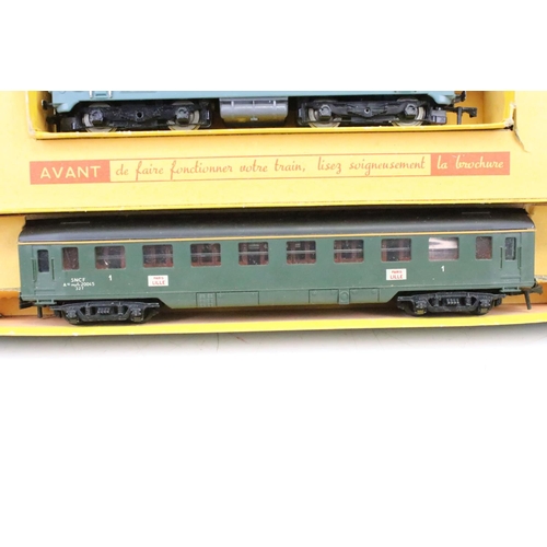 10 - Boxed French Hornby ACHO HO gauge SNCF Passenger train set, complete with locomotive, rolling stock ... 