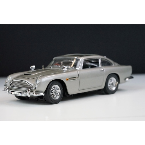 1023 - Boxed Franklin Mint 1/24 James Bond 007 Aston Martin DB5 diecast model, with paperwork, ex