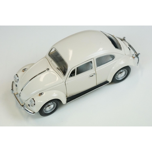 1027 - Three boxed Franklin Mint 1/24 diecast models to include 1962 Volkswagen Microbus, The 1967 Volkswag... 