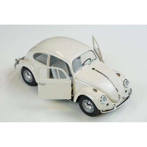 1027 - Three boxed Franklin Mint 1/24 diecast models to include 1962 Volkswagen Microbus, The 1967 Volkswag... 