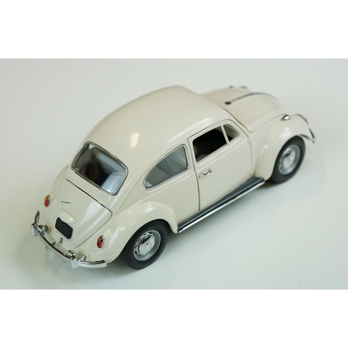 1027 - Three boxed Franklin Mint 1/24 diecast models to include 1962 Volkswagen Microbus, The 1967 Volkswag... 