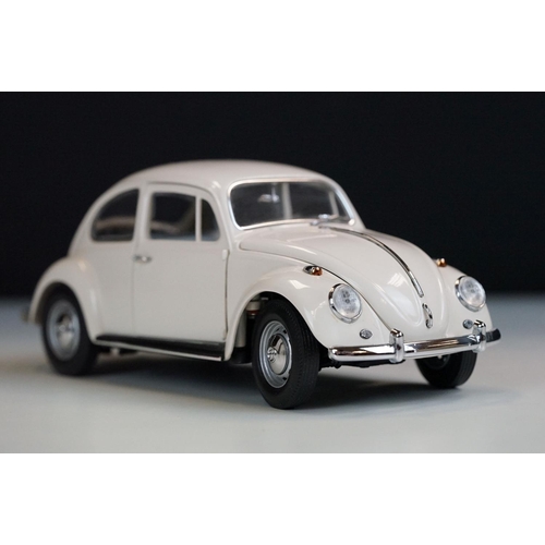 1027 - Three boxed Franklin Mint 1/24 diecast models to include 1962 Volkswagen Microbus, The 1967 Volkswag... 