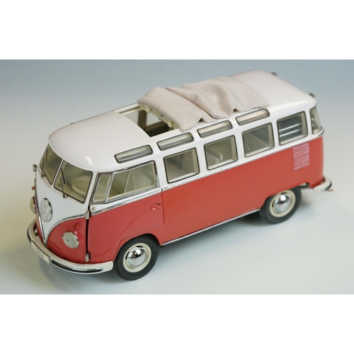 1027 - Three boxed Franklin Mint 1/24 diecast models to include 1962 Volkswagen Microbus, The 1967 Volkswag... 