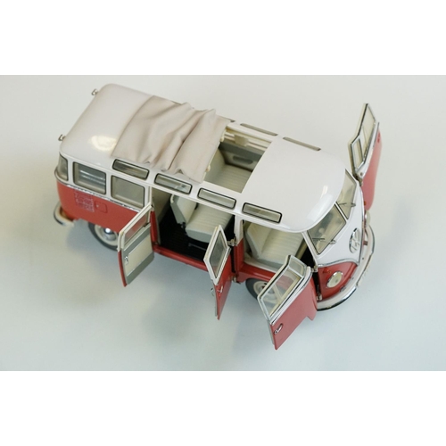 1027 - Three boxed Franklin Mint 1/24 diecast models to include 1962 Volkswagen Microbus, The 1967 Volkswag... 