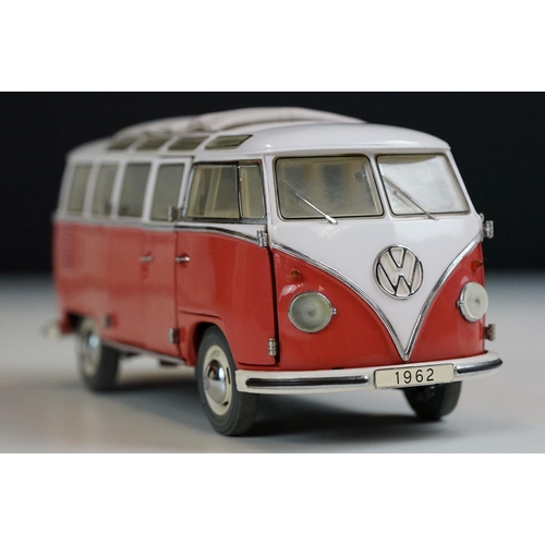 1027 - Three boxed Franklin Mint 1/24 diecast models to include 1962 Volkswagen Microbus, The 1967 Volkswag... 