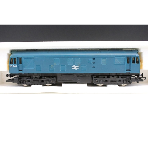 105 - Six boxed Hornby OO gauge locomotives to include 2 z R068 BR Class 25 Diesel Blue, R069 HST Power/Du... 