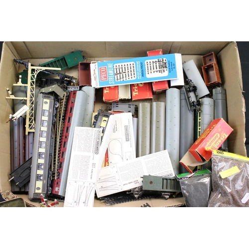 106 - Quantity of OO gauge model railway to include around 27 x items of rolling stock, various track and ... 