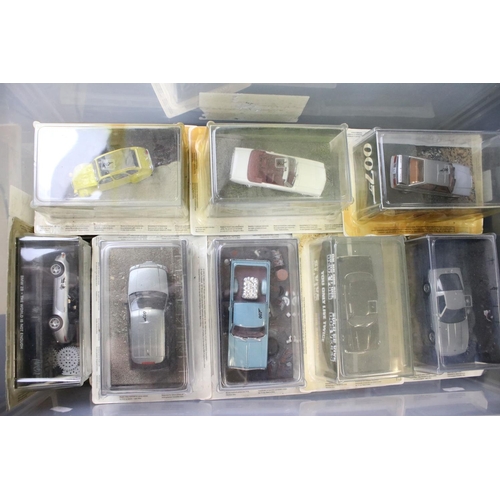 1076 - 18 Boxed/cased Fabri The James Bond 007 Car Collection diecast models, along with 20 x magazines