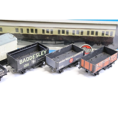 109 - 12 Boxed OO gauge items of rolling stock to include 8 x Airfix, 2 x Lima, 1 x Replica and a Bachmann... 