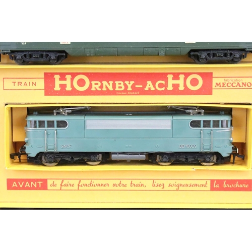 11 - Boxed French Hornby ACHO HO gauge SNCF Passenger train set, complete with locomotive, rolling stock ... 